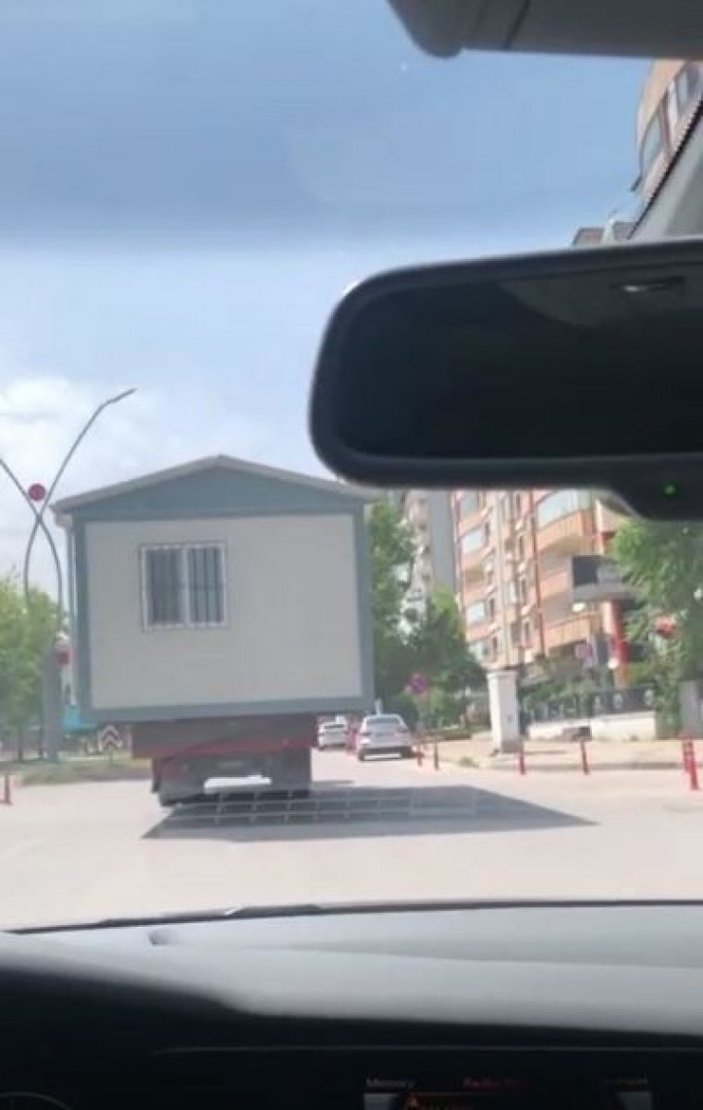 Elazığ'da kamyonun üzerinde prefabrik ev taşındı