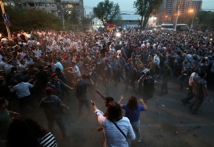 Ermenistan'da polis ve protestocular çatıştı: 60 yaralı