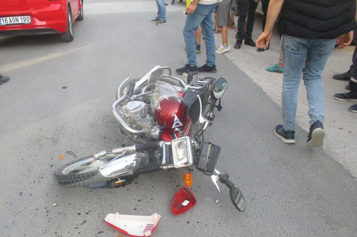 Bursa’da otomobil ile motosikletin çarpışma anı