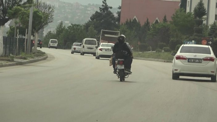 Karabük'te motosiklete binen ailenin tehlikeli yolculuğu