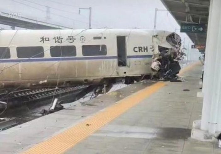 Çin'de yolcu treni raydan çıktı: 1 ölü