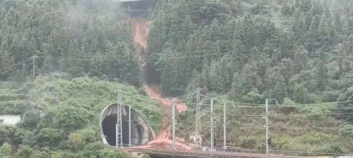 Çin'de yolcu treni raydan çıktı: 1 ölü
