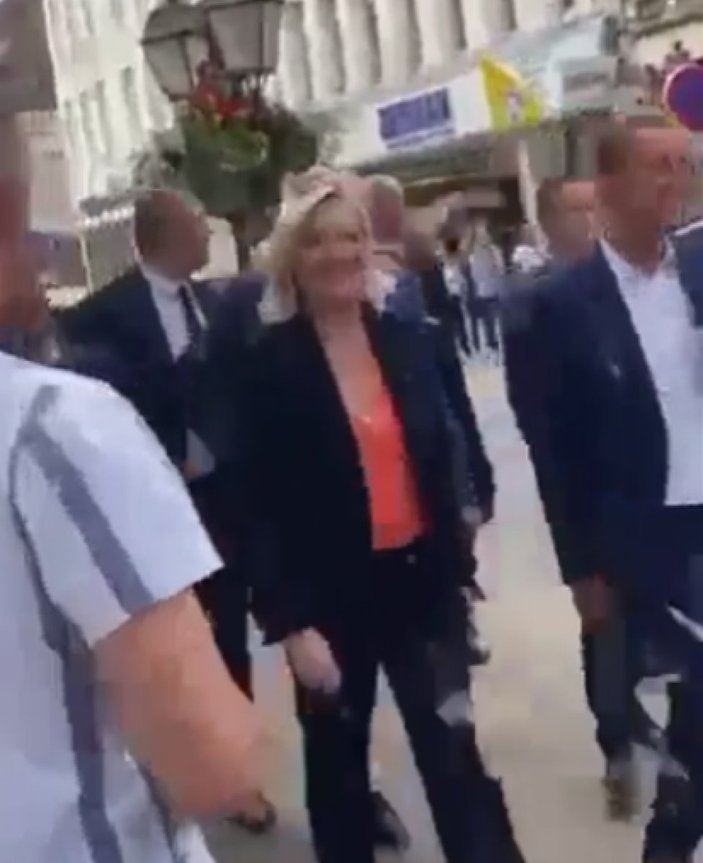 Fransa'da Marine Le Pen'e yumurtalı saldırı
