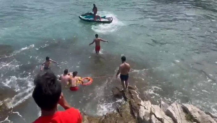 Şile'de boğulma tehlikesi yaşayan 4 kişi kurtarıldı