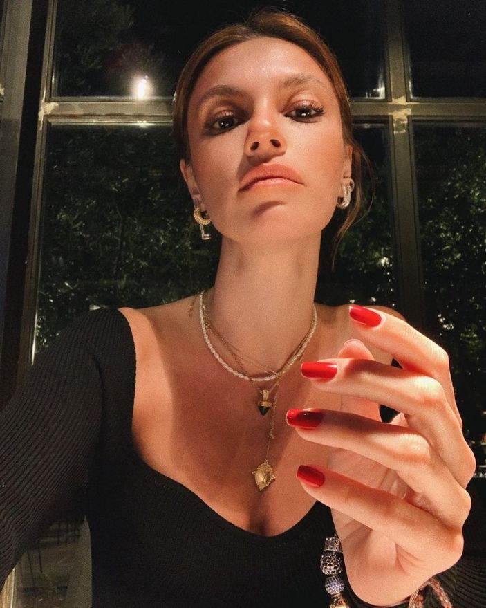 Yüsra Geyik omuzlarını indirince dekolte de geldi... 'Hüsnü Komiser görmesin'