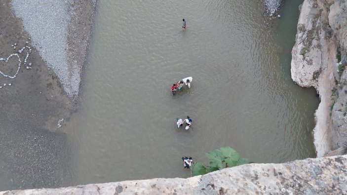 Adıyaman'da suyun yükselmesiyle mahsur kalan piknikçiler kurtarıldı