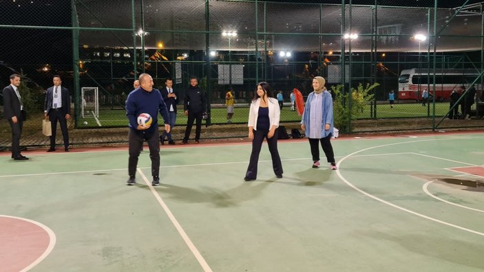 Mevlüt Çavuşoğlu, basın mensuplarıyla voleybol oynadı