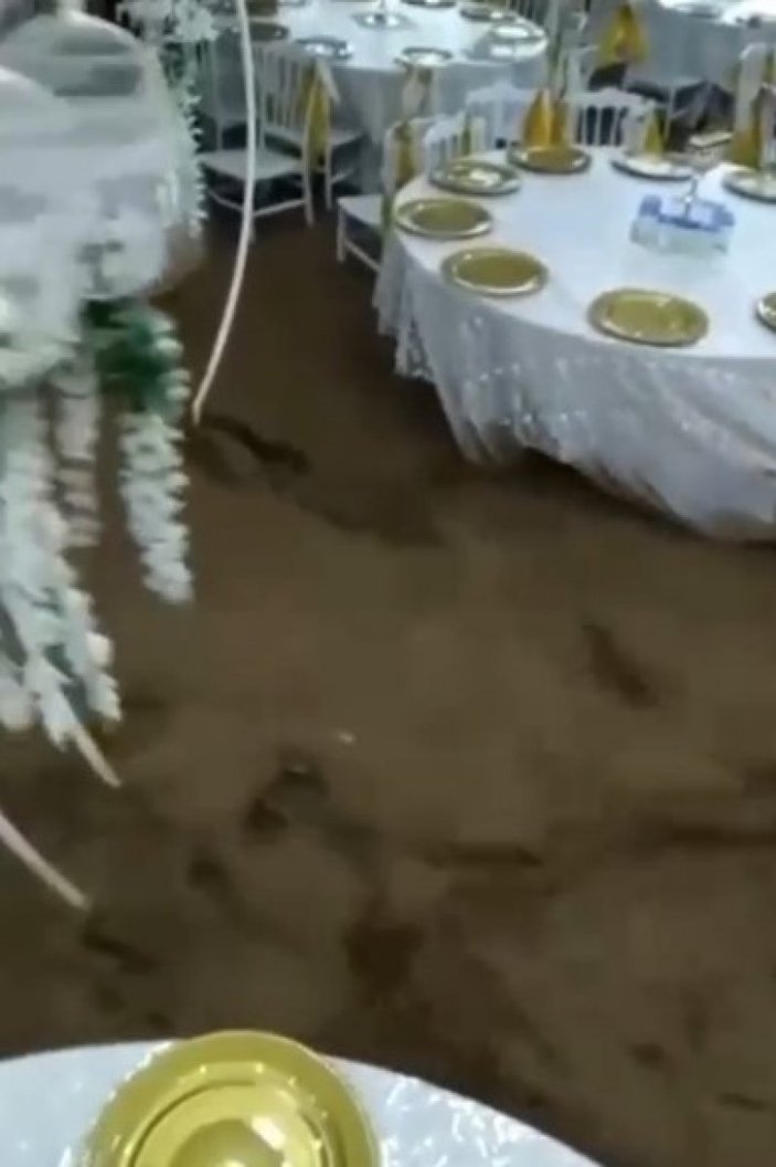 Burdur'da düğün salonunu sel bastı