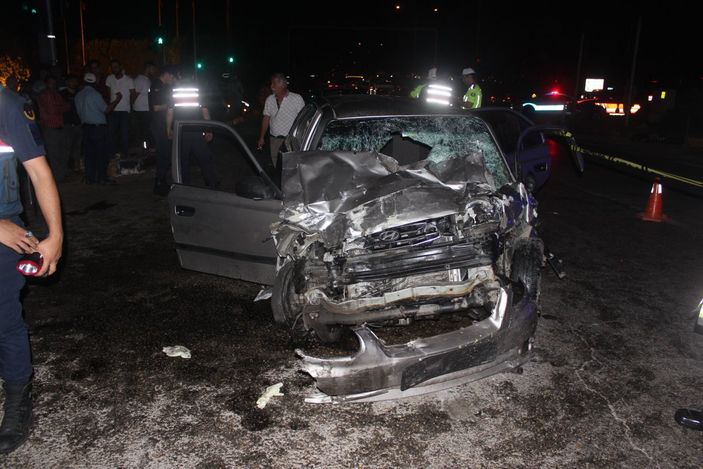 Manisa’da iki otomobil kavşakta çarpıştı