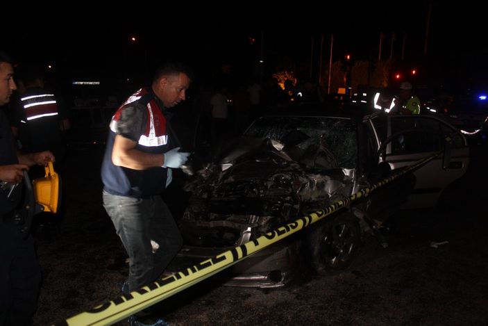 Manisa’da iki otomobil kavşakta çarpıştı