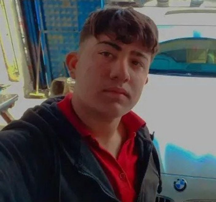 Manisa’da iki otomobil kavşakta çarpıştı