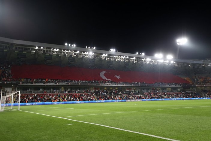Türkiye - Faroe Adaları maçında tribünlerden dostluk görüntüleri