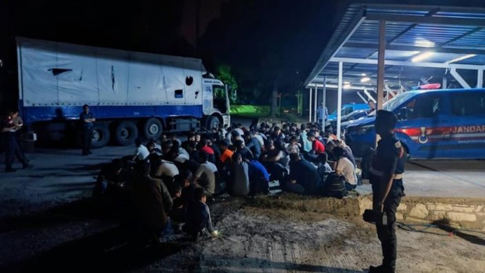 Muğla'da kamyonun kasasında 111 kaçak göçmen yakalandı