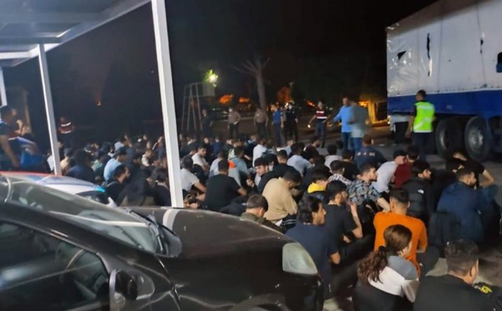 Muğla'da kamyonun kasasında 111 kaçak göçmen yakalandı