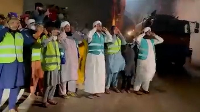 Pakistan'da yangın çıkan marketi ezan okuyarak söndürmeye çalıştılar