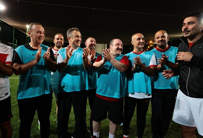 Bakanlar ve AK Parti milletvekilleri halı saha maçı yaptı