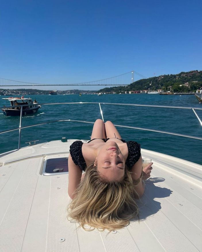 Yasmin Erbil teknede sere serpe uzanıp güneş banyosu yaptı! Derin dekolteli pozlarıyla ortalığı yıktı