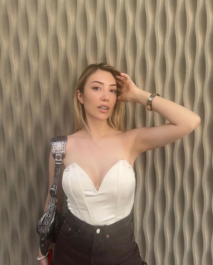 Yasmin Erbil teknede sere serpe uzanıp güneş banyosu yaptı! Derin dekolteli pozlarıyla ortalığı yıktı