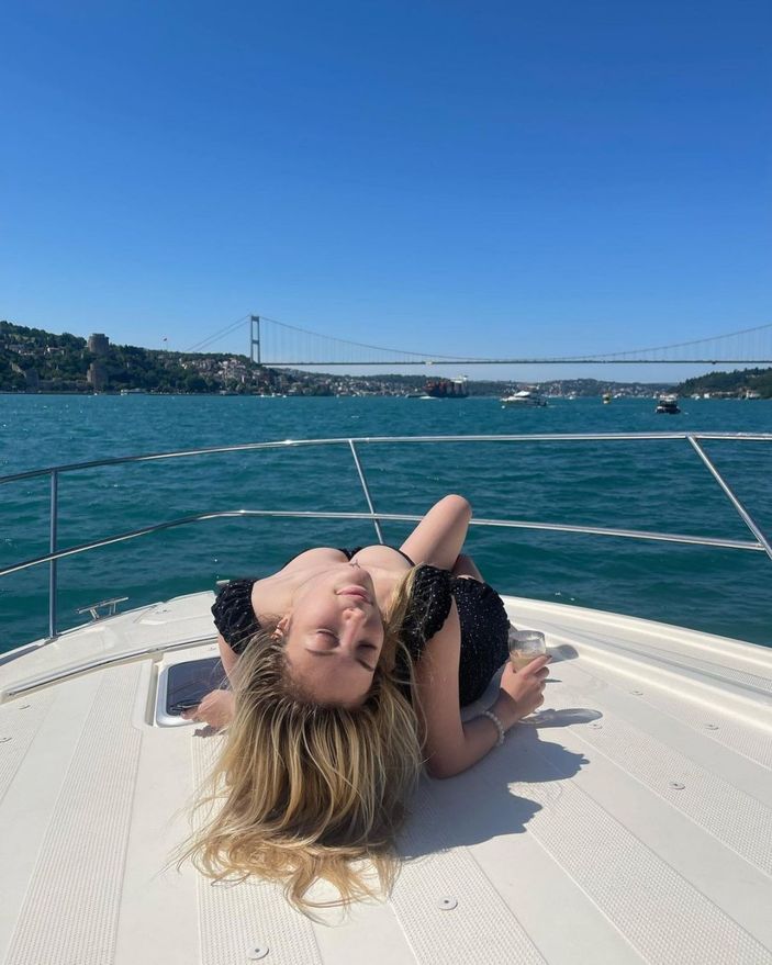 Yasmin Erbil teknede sere serpe uzanıp güneş banyosu yaptı! Derin dekolteli pozlarıyla ortalığı yıktı