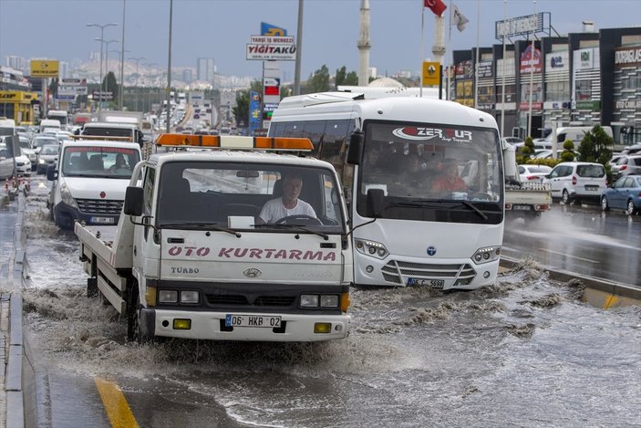 Ankara'da sağanak yağış etkisini gösterdi