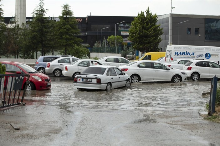 Ankara'da sağanak yağış etkisini gösterdi