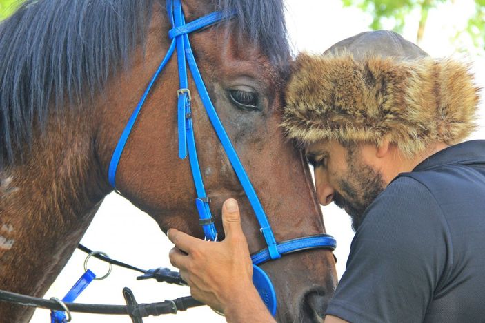 i Kocaeli'de işe atıyla gidip geliyor