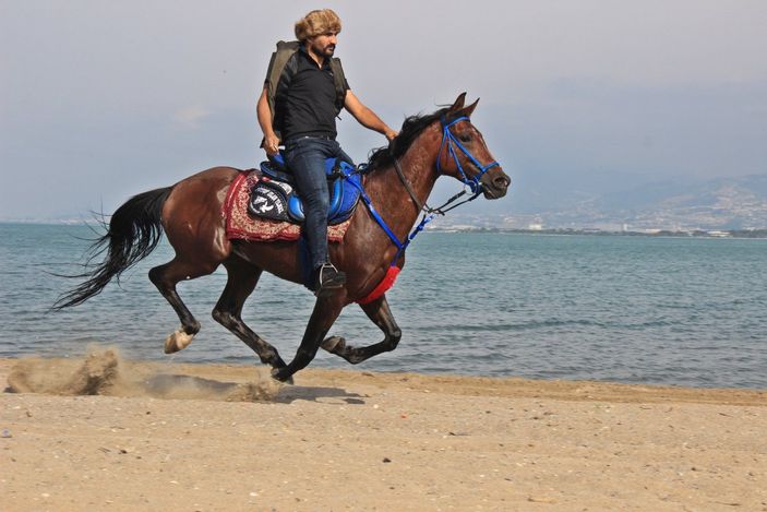 i Kocaeli'de işe atıyla gidip geliyor