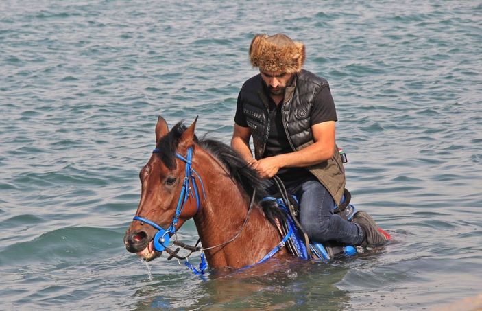 i Kocaeli'de işe atıyla gidip geliyor