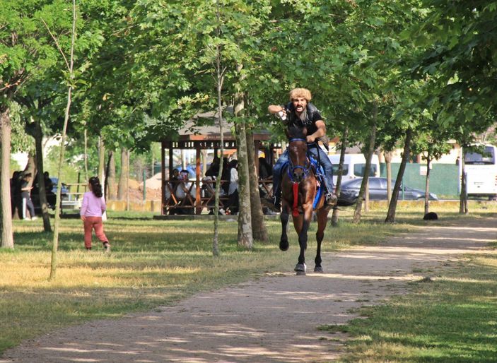 i Kocaeli'de işe atıyla gidip geliyor