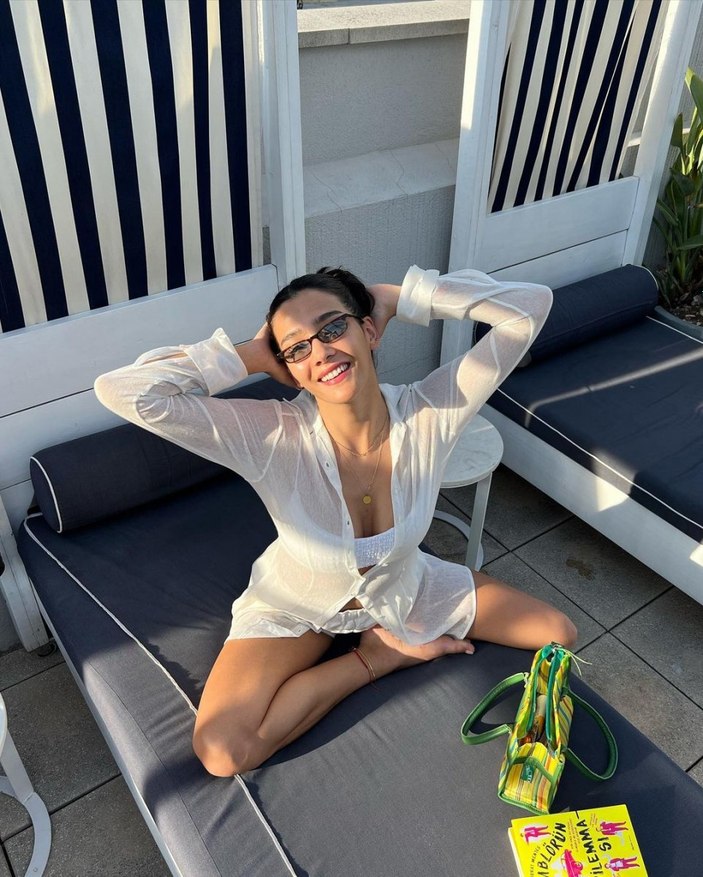 Aybüke Pusat süper mini şortuyla sosyal medyayı yıktı, dekoltesi olay oldu! 'Hanımefendi yanıyorsunuz'