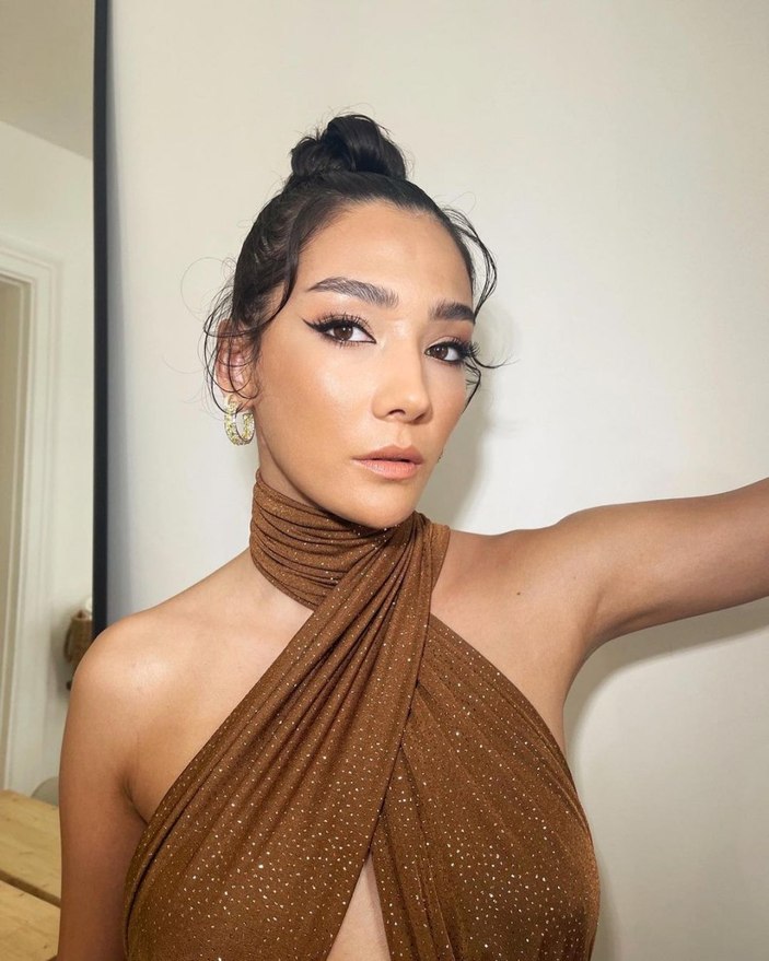 Aybüke Pusat süper mini şortuyla sosyal medyayı yıktı, dekoltesi olay oldu! 'Hanımefendi yanıyorsunuz'
