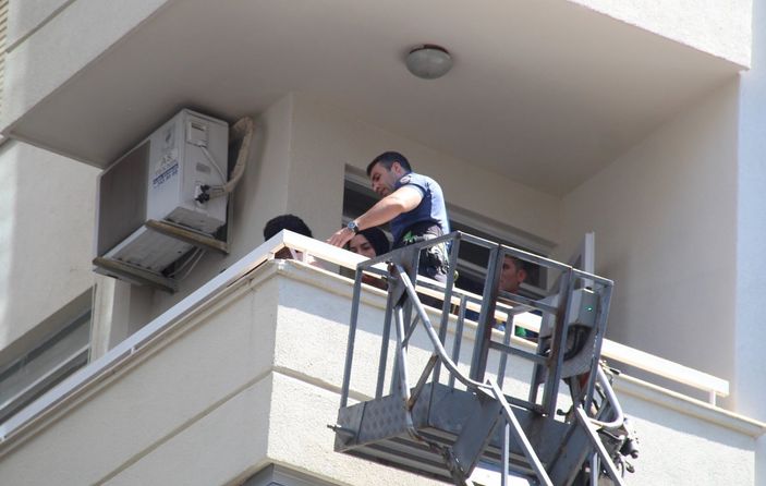 Antalya'da bir kadın, eşyalarını balkondan atıp ateş yaktı