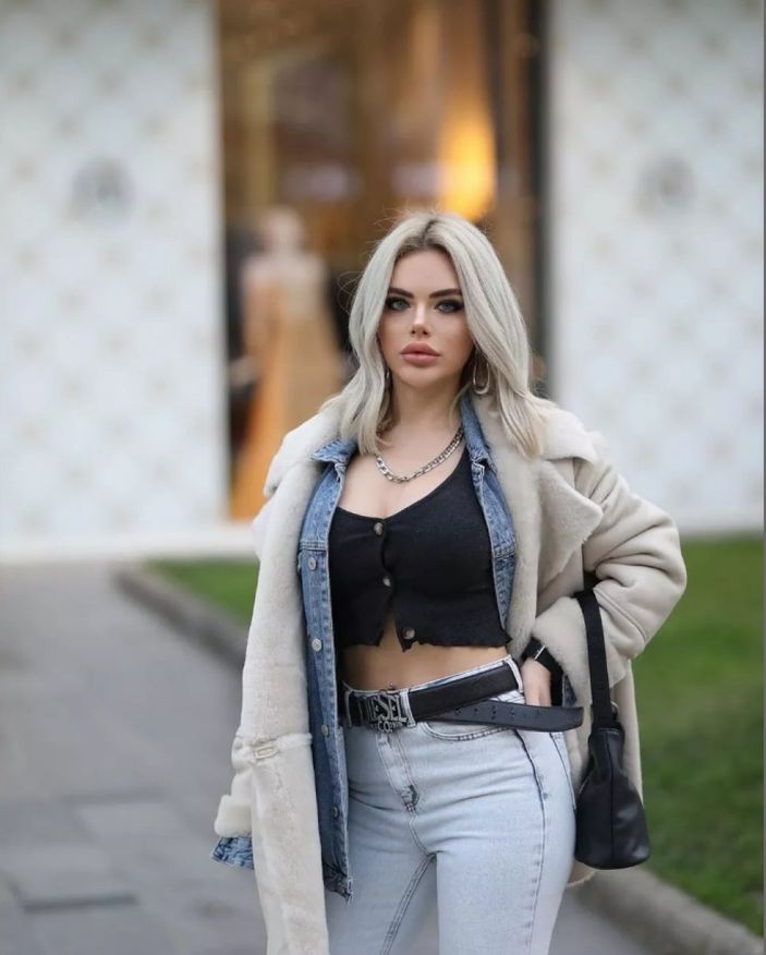 Doktor Berika asansörde gömleğinin düğmelerini açarak poz verince... 'Yorgun savaşçı'