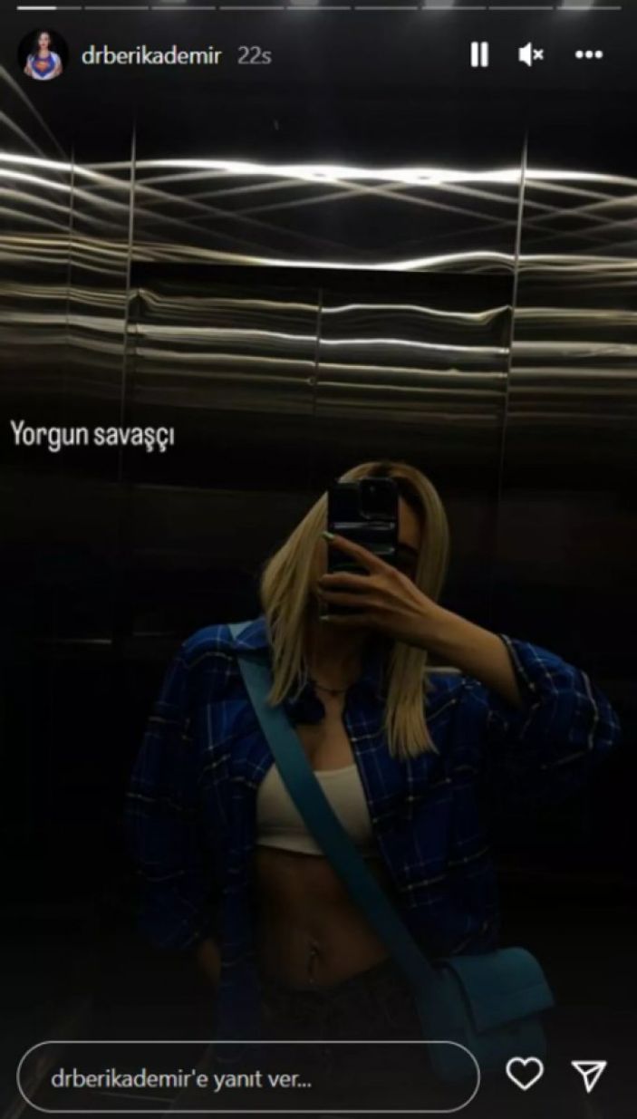 Doktor Berika asansörde gömleğinin düğmelerini açarak poz verince... 'Yorgun savaşçı'