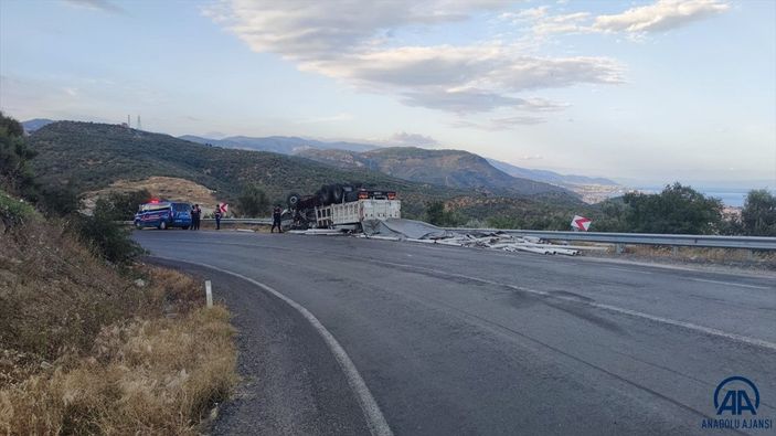 Çanakkale'de şarampole devrilen kamyonun sürücüsü öldü