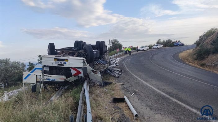 Çanakkale'de şarampole devrilen kamyonun sürücüsü öldü