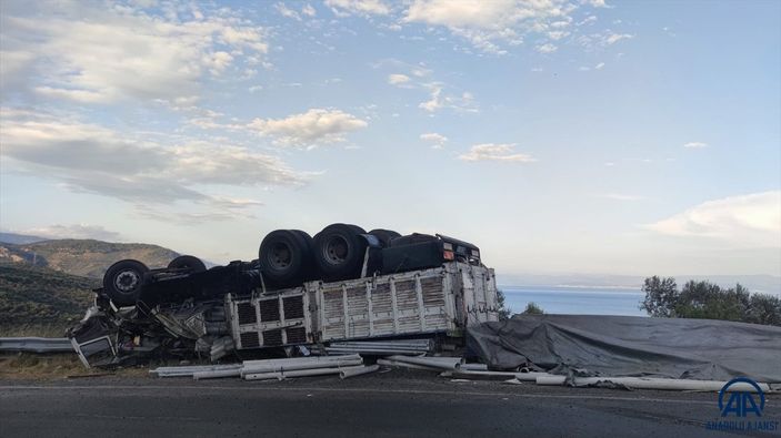 Çanakkale'de şarampole devrilen kamyonun sürücüsü öldü