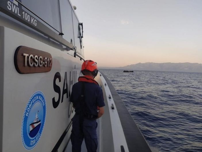 İzmir açıklarında 62 göçmen kurtarıldı