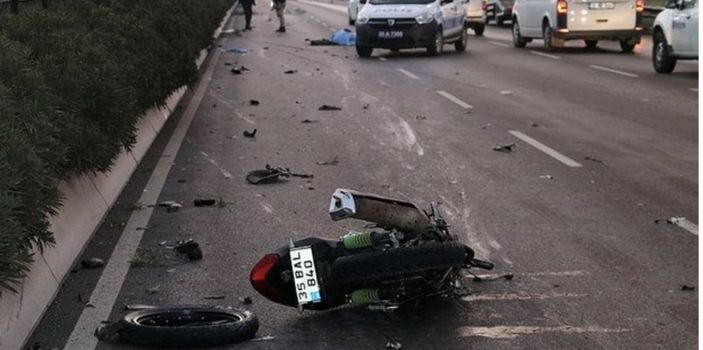 İzmir'de motosiklet refüje çarptı: Sürücü hayatını kaybetti