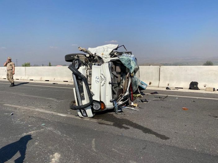 Hatay'da yakılan anız nedeniyle zincirleme kaza meydana geldi