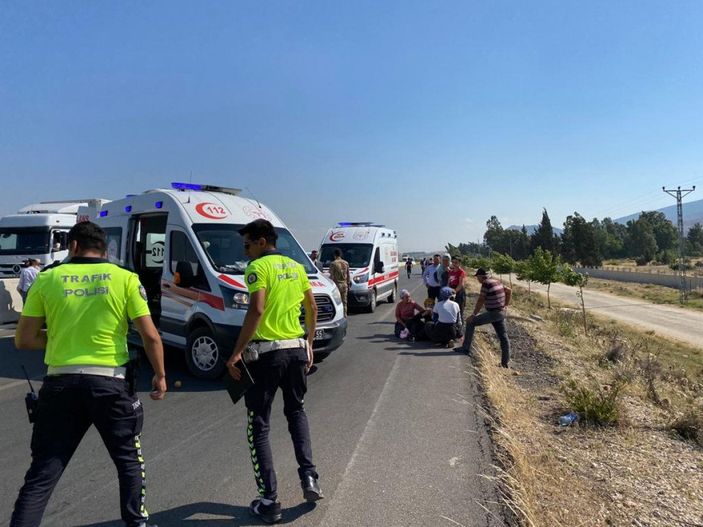 Hatay'da yakılan anız nedeniyle zincirleme kaza meydana geldi