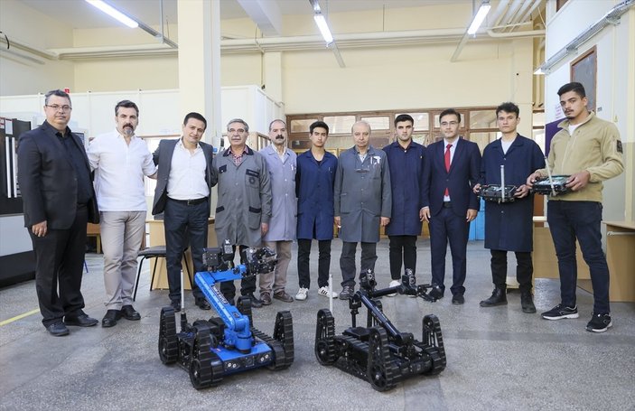 Ankara'da meslek lisesi öğrencileri, Mehmetçik için robot parçası üretiyor