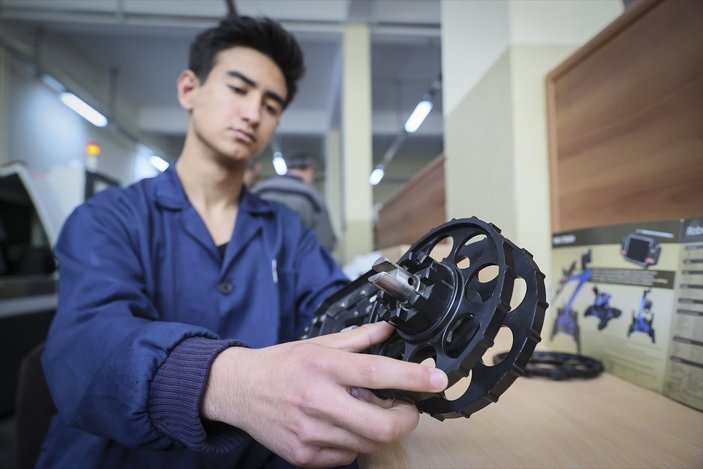 Ankara'da meslek lisesi öğrencileri, Mehmetçik için robot parçası üretiyor