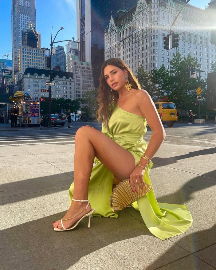 Sibil Çetinkaya derin yırtmaçlı elbisesiyle bir çömeldi, bir kalktı! 'Bari New York'ta yapma'