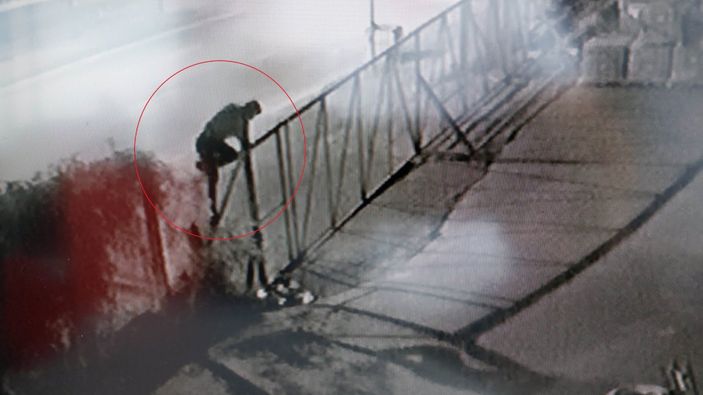 i Samsun'da alkollü şahsın tel örgülerin üzerinden düştüğü anlar