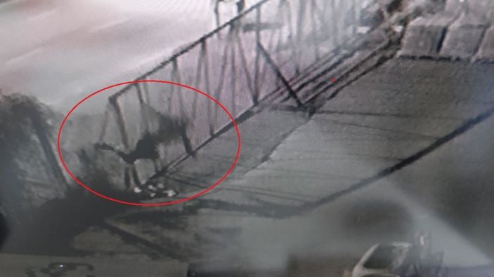 i Samsun'da alkollü şahsın tel örgülerin üzerinden düştüğü anlar