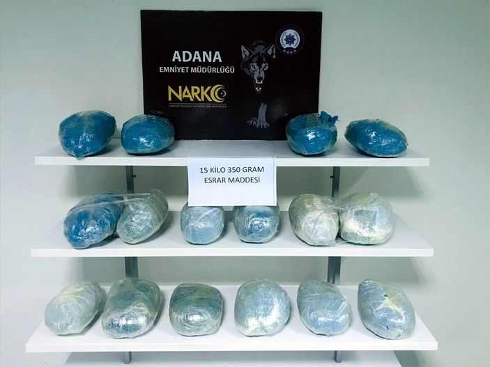 d Adana'da durdurulan taksiden 15 kilo uyuşturucu çıktı