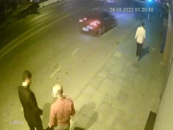 Silivri’de, kaldırımda havai fişek patlatan şahıslardan biri yakalandı