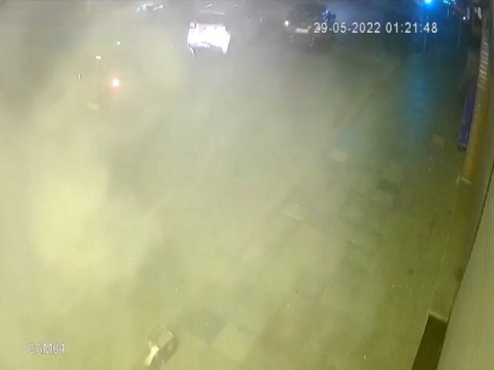 Silivri’de, kaldırımda havai fişek patlatan şahıslardan biri yakalandı