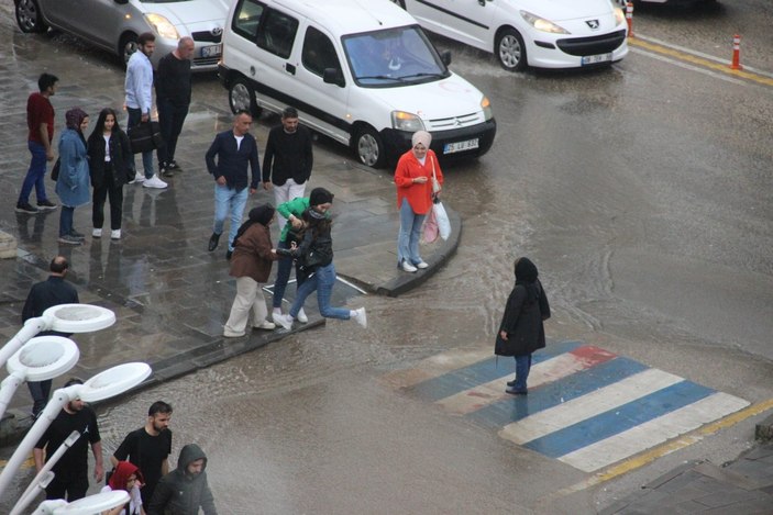 Erzurum'da yağmur suyundan kaçan vatandaşların renkli görüntüleri gülümsetti